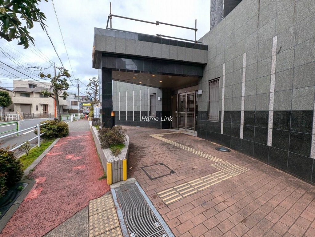 ライオンズガーデン東武練馬壱番館　エントランス前